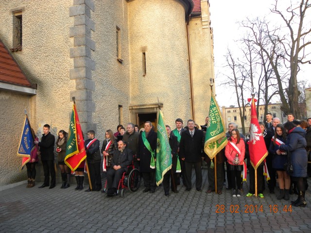 Poczet sztandarowy pod kościołem Narodzenia NMP i św. Wolfganga w Borowie