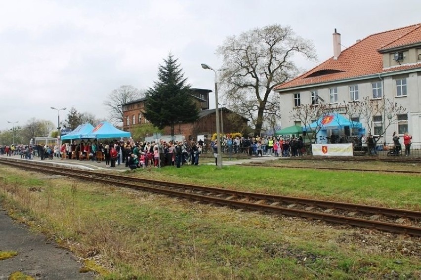 Tłumy mieszkańców przyszły na dworzec PKP w Unisławiu, a by...