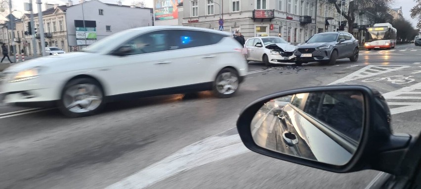 Dwa auta zderzyły się w centrum Radomia. Były utrudnienia. Zobaczcie zdjęcia 