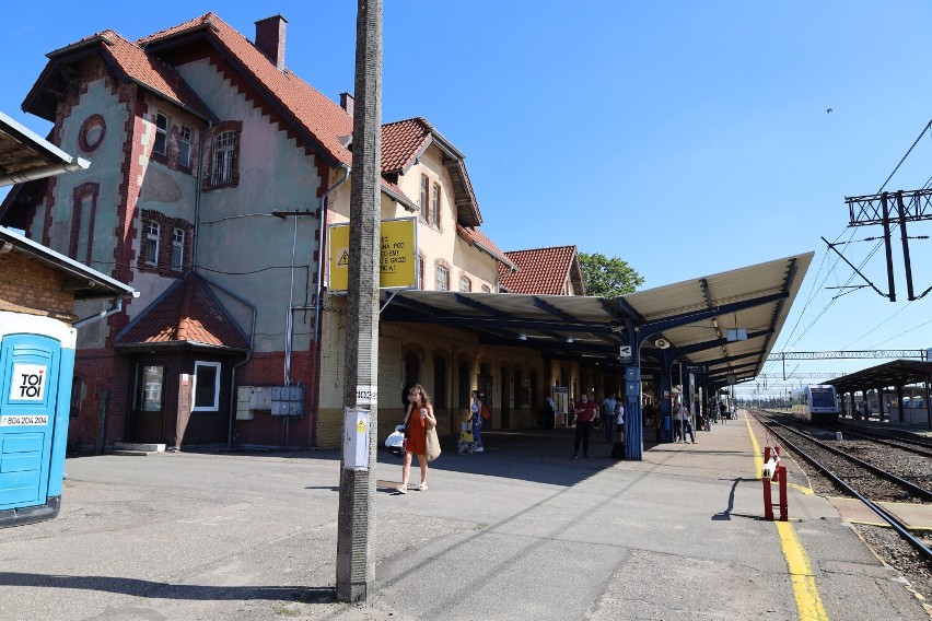 Wykonawca przejął dworzec kolejowy w Szczecinku. Rusza remont [zdjęcia]