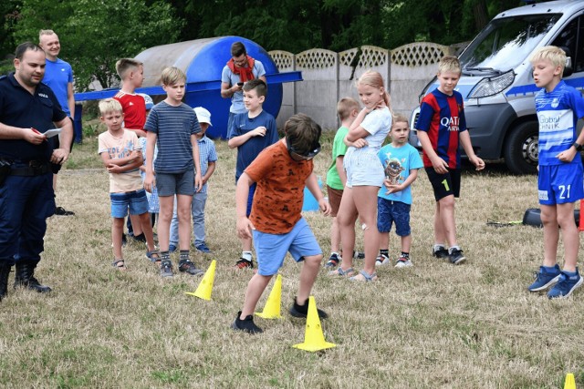 Podczas pikniku rodzinnego w Radłowie w gminie Pakość niezbędnych wskazówek na temat bezpieczeństwa podczas letnich wakacji udzielali policjanci i strażacy