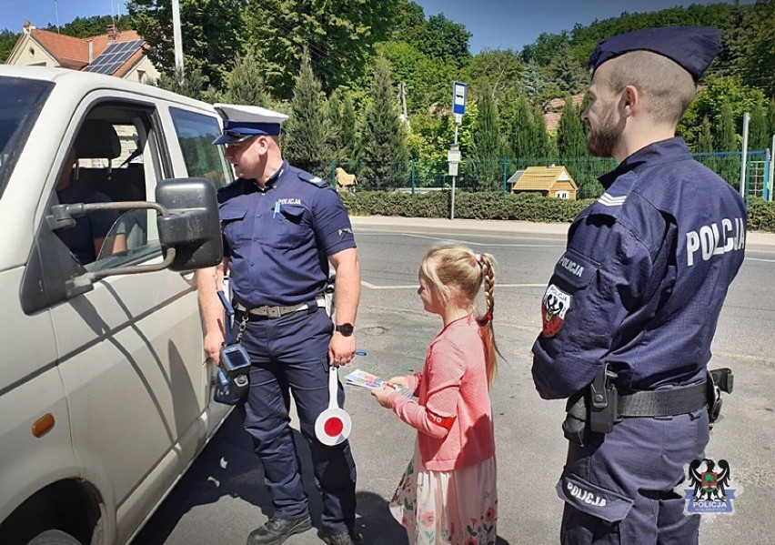 Wspólny patrol, policjantów i uczniów prowadził działania...