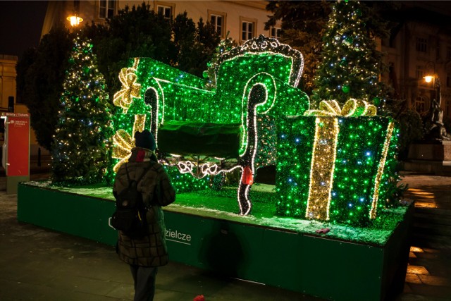 Zapalenie choinki w Warszawie 2018 - Aktualne informacje o iluminacji świątecznej Warszawa znajdziesz tutaj:
* Świąteczna iluminacja 2018 w Warszawie. 4,5 mln świateł, 680 km kabli i 1300 dekoracji. Tak stolica rozbłyśnie na Święta
* Zapalenie choinki Warszawa. Świąteczna iluminacja 2018. Lampki rozbłysną 8 grudnia