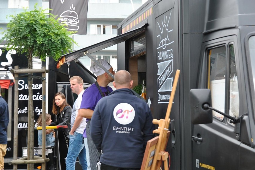 Drugi Festiwal Food Trucków w Płocku - serwowano pyszności z całego świata [ZDJĘCIA]