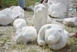 Powstał misiowy skwer pod Młodzieżowym Domem Kultury w Chełmie. Figury wyrzeźbili podopieczni. Zobacz zdjęcia