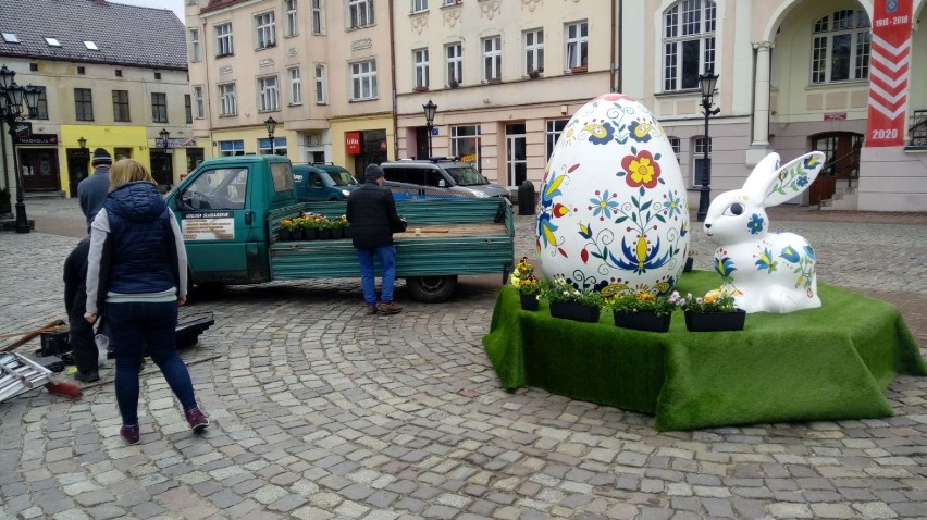 Wielkanocna pisanka już zdobi rynek w Wejherowie [ZDJĘCIA]