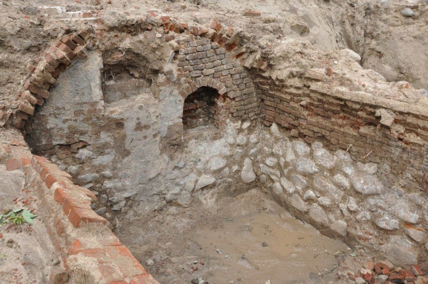 Prace archeologiczne w Prabutach odsłaniają kolejne kamienice. Znaleziono również m.in. dawne monety [ZDJĘCIA]