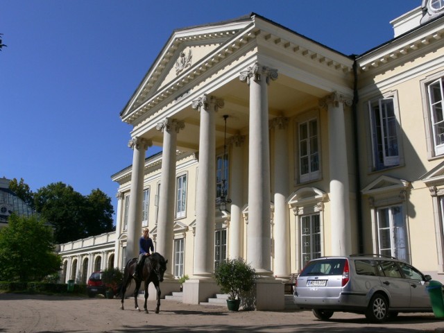 SK Walewice słynie nie tylko z pięknych koni, ale także pałacu z końca XVIII wieku