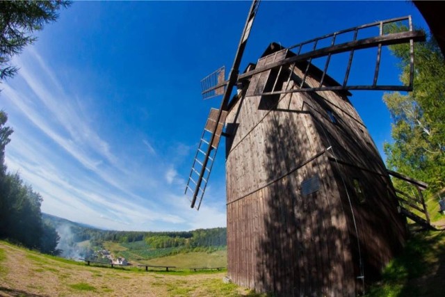 GÓRY STOŁOWE KRAINA NARNII

"Krainą Narnii" nazywane są nie tylko z uwagi na kręcony w nich kultowy film. To miejsce z magiczną, baśniową aurą, które słynie z unikatowego labiryntu Błędne Skały. 
Krajobrazy rodem z Nowej Zelandii oddalone są od Wałbrzycha 65 km, przy odrobinę szczęścia dojedziecie tam w godzinę.
Warto dodać, że u podnóża Gór Stołowych znajduje się Kudowa-Zdrój, czyli jedno z najsłynniejszych uzdrowisk w kraju. 