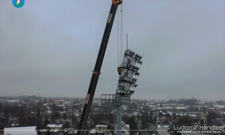 Nowy Sącz. Miasto zamierza ogłosić przetarg na sprzedaż słupów oświetleniowych ze stadionu Sandecji