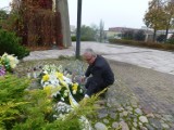 Złożyli kwiaty pod pomnikiem Jana Pawła II