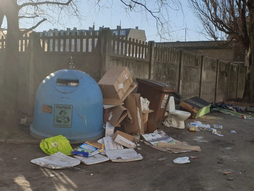 Ludzi na ulicach coraz mniej, ale śmieci nie ubywa - miasto znów tonie w odpadach (zdjęcia)
