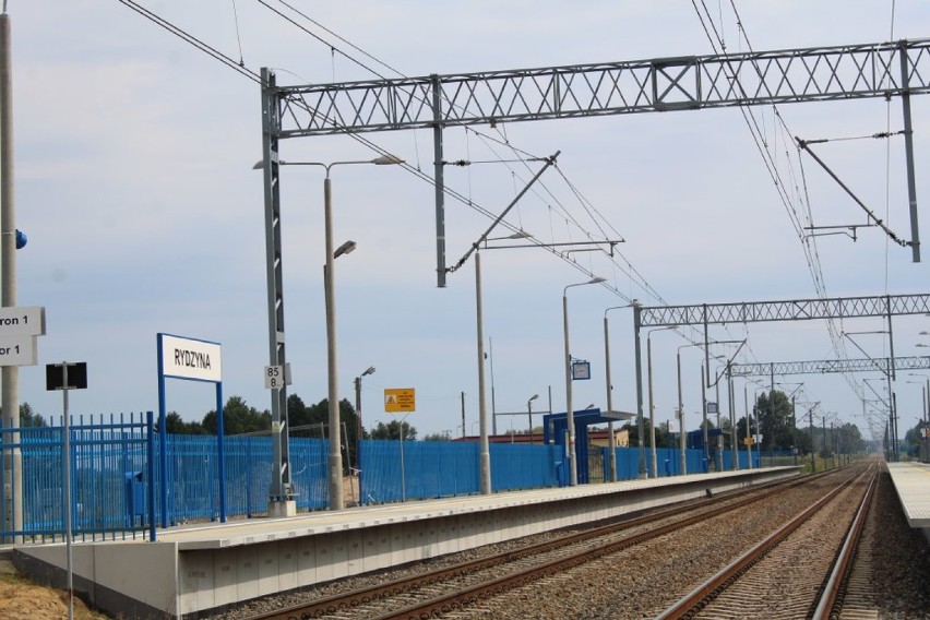 Przejazd kolejowy na drodze Rydzyna-Czernina pozostaje wciąż zamknięty. Prace się opóźniły. Kiedy będzie otwarty? [ZDJĘCIA]