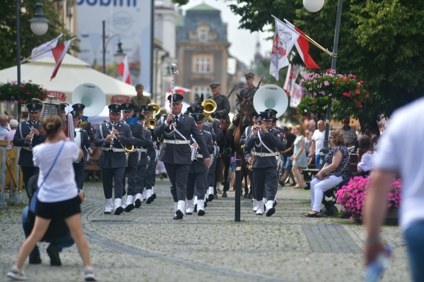 Niesamowita musztra paradna Orkiestry Wojskowej z Radomia na Święcie Wojska Polskiego. Zobacz zdjęcia
