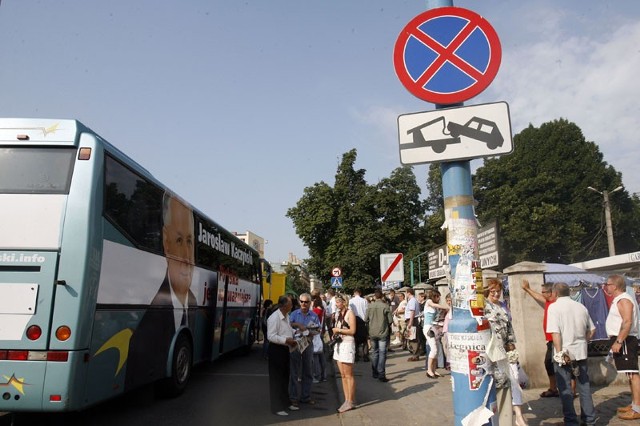 Jarkobus zaparkował przy targowisku