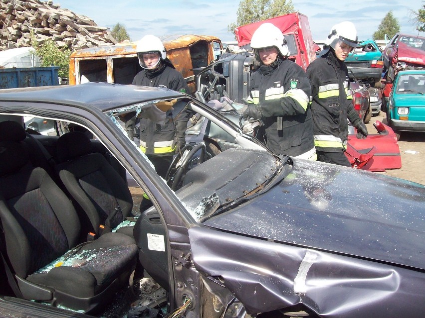 KRÓTKO: Strażacy z powiatu tarnogórskiego zdemolowali kilkanaście samochodów [ZDJĘCIA]