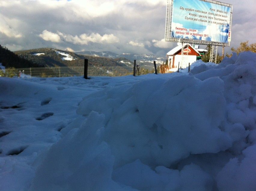 Szczyrk: Na Salmopolu zima na całego, na Białym Krzyżu pojawili się pierwsi narciarze [ZDJĘCIA]