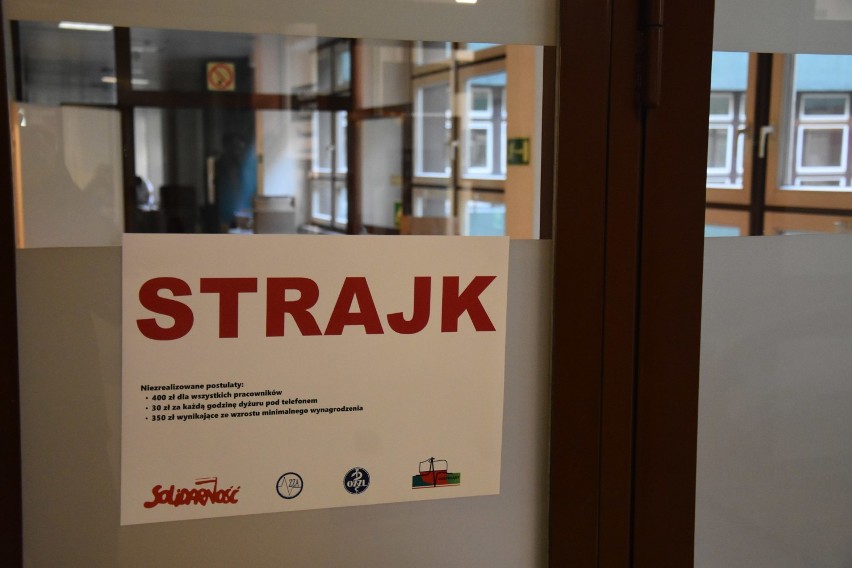 Strajk w szpitalu w Rybniku: "Nasze zarobki są katastrofalne" mówi załoga rybnickiego szpitala. Zobacz na zdjęciach jak protestują w WSS nr3