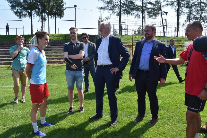 Jarosław Gowin na sportowo zaczął w Tarnowie kampanię. Zagrał w pingponga i spotkał się z żeńską drużyną piłkarską [ZDJĘCIA]