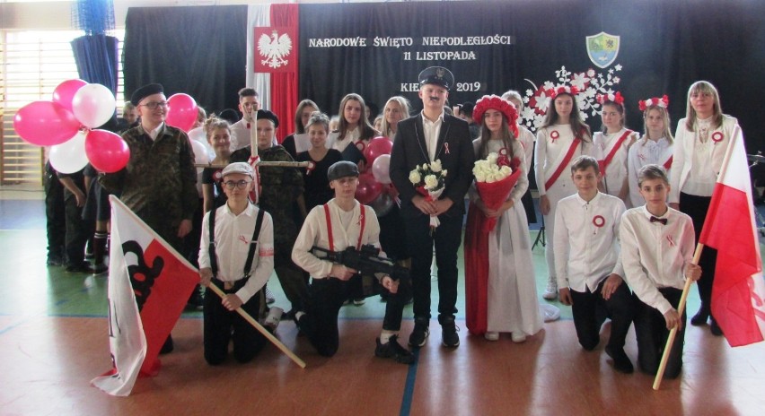 "Drogi Polaków do wolności" - w szkole w Kiełpinie uczniowie uczcili Święto Niepodległości  ZDJĘCIA