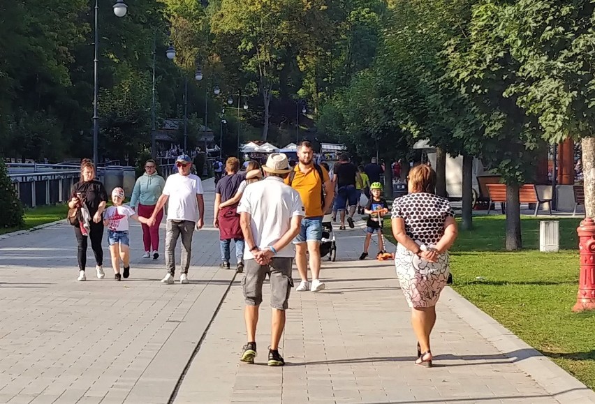 Krynica/Zdrój/ Muszyna. Sądeckie uzdrowiska przeżywają oblężenie. Takich tłumów od dawna tu nie było [ZDJĘCIA]