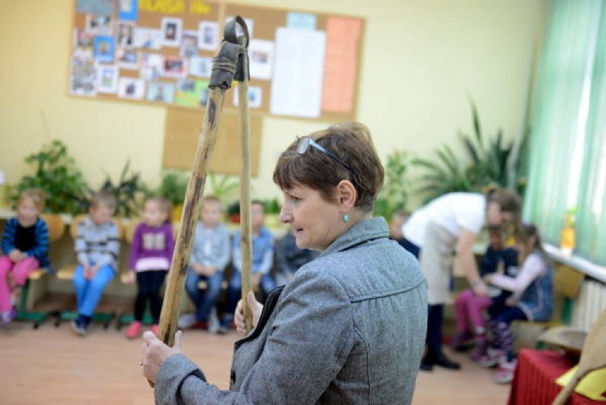 Szkoła zamieniła się w piekarnię. Uczniowie sami piekli chleb... [zdjęcia]