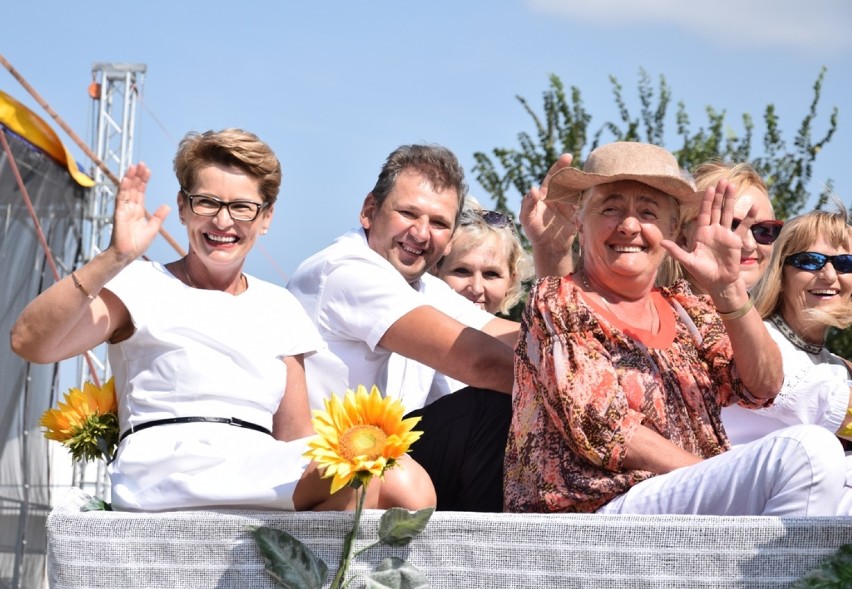 Dożynki gminy Zamość w Płoskiem. Reprezentanci sołectw...