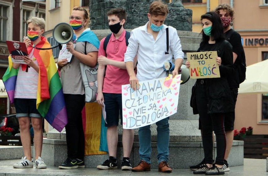 W Grudziądzu odbywały się manifestacje osób LGBT+ które...