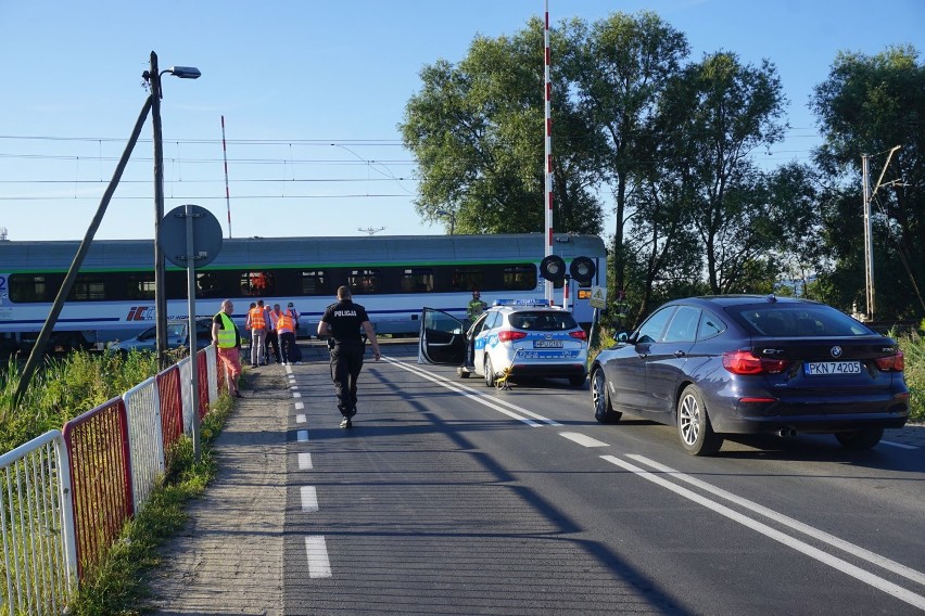 Września: Pociąg uderzył w osobówkę - rogatki nie były opuszczone [GALERIA]