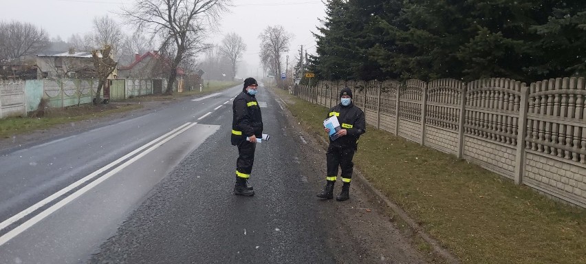 Strażacy z OSP rozwożą ulotki informujące o szczepieniach ZDJECIA