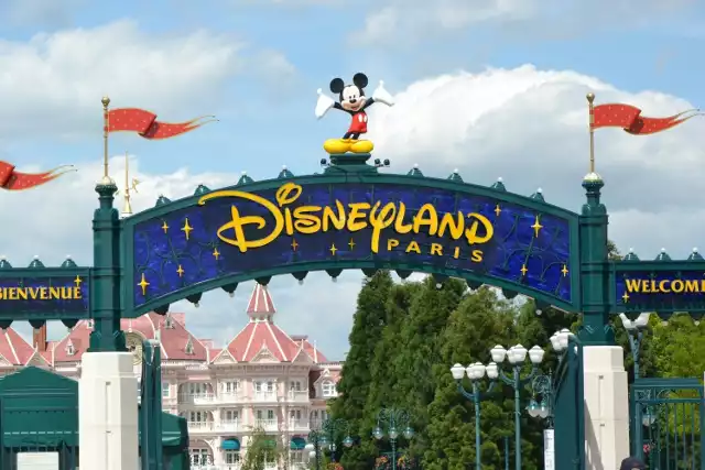 Paryski Disneyland to jeden z najpopularniejszych parków rozrywki.