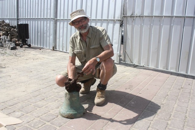 Archeolodzy pojawią się na polach w Pilicy i całej gminie. Na zdjęciu archeolog Błażej Muzolf z odkrytym dzwonem z pilickiego ratusza.