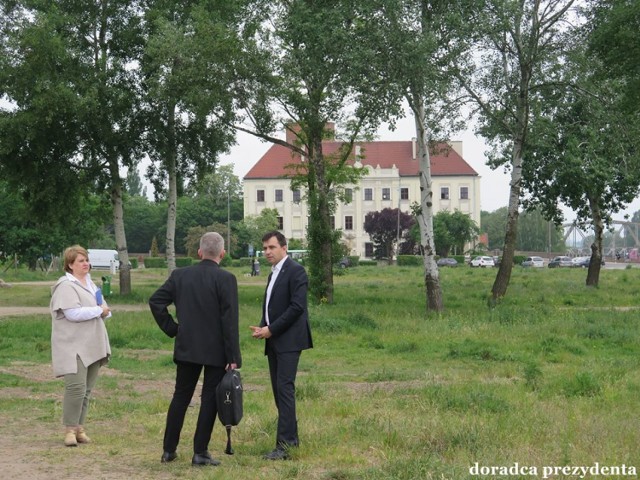 Prezydent Rafael Rokaszewicz spotkał się na bulwarze z projektantami.