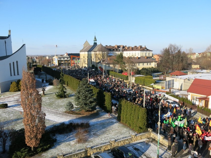 Orszak Trzech Króli przejdzie ulicami Dębicy. Pierwsza scena: Spotkanie z dziećmi odegrana zostanie przed kościołem pw. Ducha Świętego