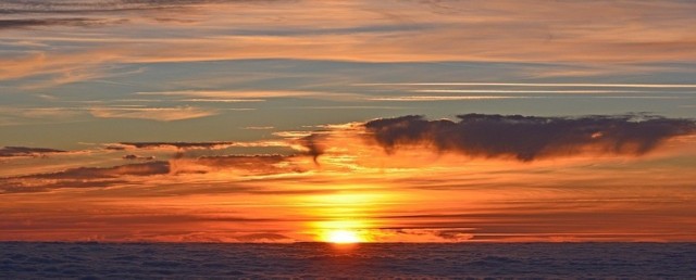 Rozmowa z Krzysztofem Ściborem z Biura Prognoz Pogody Calvus.

Podobno idą do nas upały? 

Tak, już od dzisiaj będzie gorąco. To efekt napływającego nad nasz region zwrotnikowego, nagrzanego powietrza z południa. Dziś w Szczecinie ma być 28 stopni Celsjusza, a nad morzem będzie 26 stopni C. Wiatr ma być ciepły, ale umiarkowany z południowego-wschodu.  Ale najcieplej ma być jutro, w środę.

