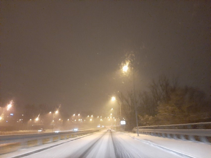 Śnieg i marznąca mżawka na DTŚ na całej długości trasy i...