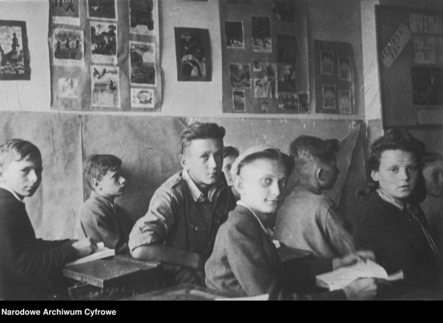 Specyficzny język charakterystyczny dla młodzieży to nie wymysł współczesności. Jak mówili uczniowie w wojennej Polsce?