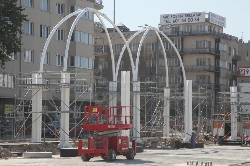 Przystanek Piotrkowska Centrum - montaż sklepienia dachu