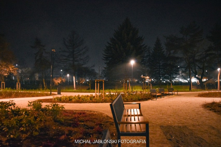 Tak wygląda Park Sybiraków w Wałbrzychu w nocnej odsłonie....