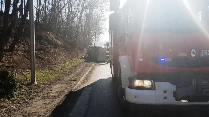 Nowy Sącz. Wypadek na ul. Tarnowskiej. Kierowca samochodu dostawczego zasnął za kierownicą [ZDJĘCIA]