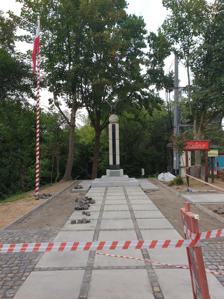 Modernizacja okolicy przed pomnikiem w Lisimi Jarze (Jastrzębia Góra)
