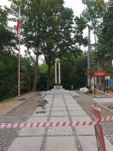 Jastrzębia Góra: modernizują plac przy pomniku w Lisim Jarze. Wykorzystano część bruku z Autostrady Ku Słońcu | ZDJĘCIA