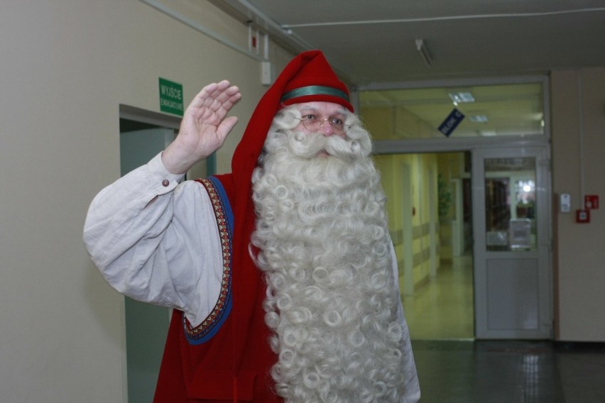 Mikołaj z   Laponii  w konińskim szpitalu na  oddziale dziecięcym 