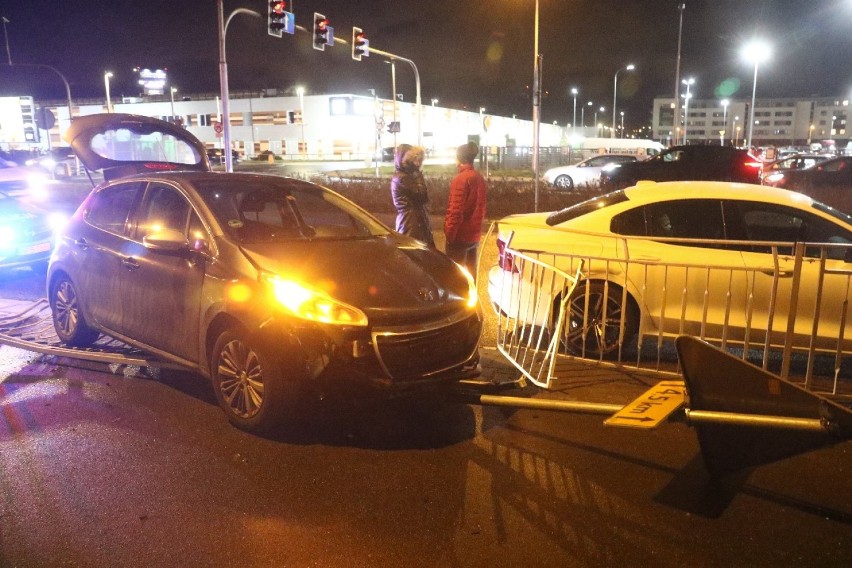 Wypadek na Granicznej. Dwa samochody zderzyły się na drodze na lotnisko [ZDJĘCIA]