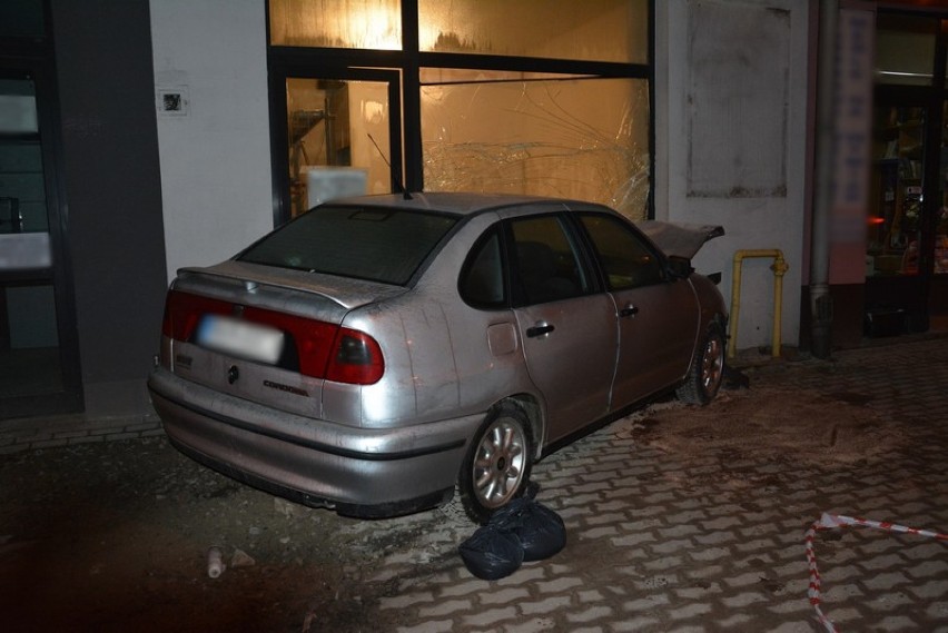 Wypadek na ul. Krakowskiej Kierowca zasłabł i wjechał w witrynę sklepu [ZDJĘCIA]