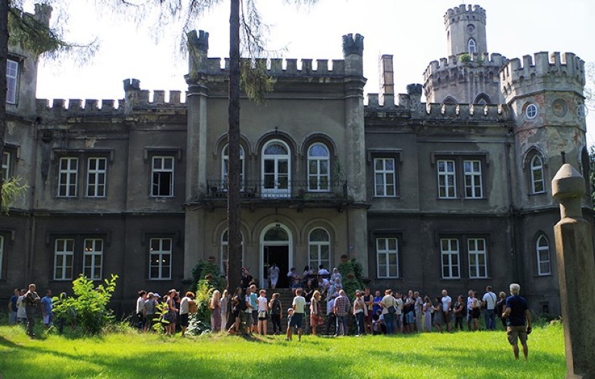 Ponad 300 osób zwiedziło pałac Larischów w Bulowicach w...