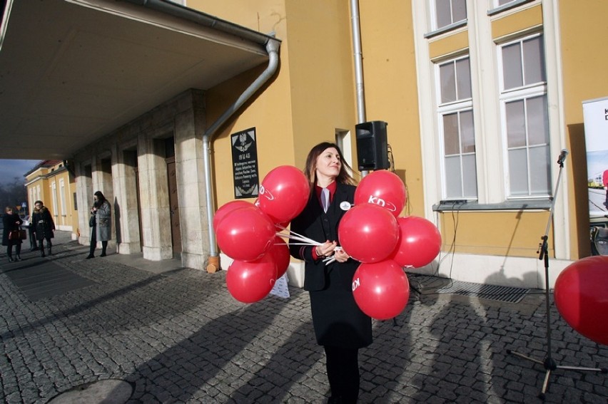 Rzeźba krasnal - kolejarz została odsłonięta w Legnicy [ZDJĘCIA]