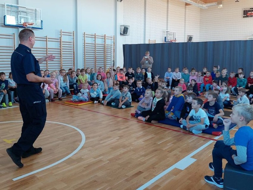 Policjanci z Pucka: asp. Marcin Kloka oraz asp. Małgorzata Kotarba spotkali się z uczniami szkoły w Łebczu