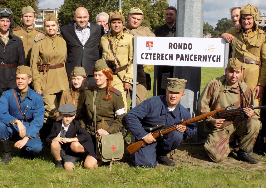 Nadanie imienia Czterech pancernych rondu w Żaganiu, w 2014...