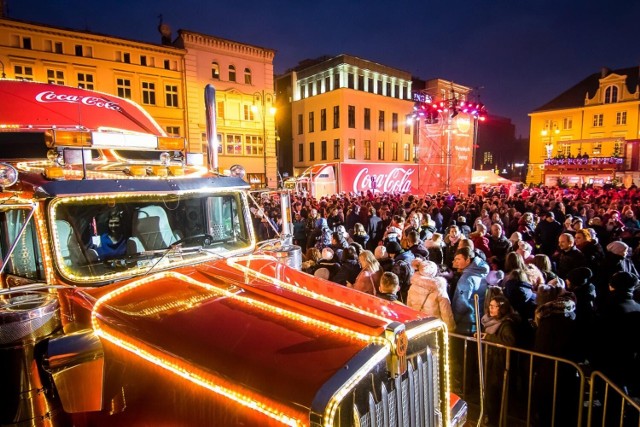 Ciężarówki Coca-Coli nie pierwszy raz przyjadą do Bydgoszczy. W 2017 roku nasze miasto znalazło się na trasie konwoju. Na Stary Rynek przybyły tłumy, by zobaczyć i sfotografować się na tle czerwonej ciężarówki. 

Zobaczcie więcej zdjęć z tamtego wydarzenia ►►►